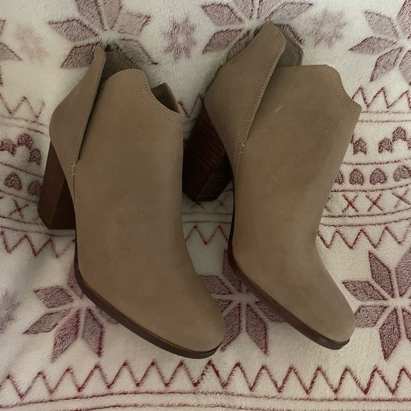 Women’s New Gianni Bini Zip Up Bootie Size 91/2M New!  Never Worn! - Picture 2 of 5